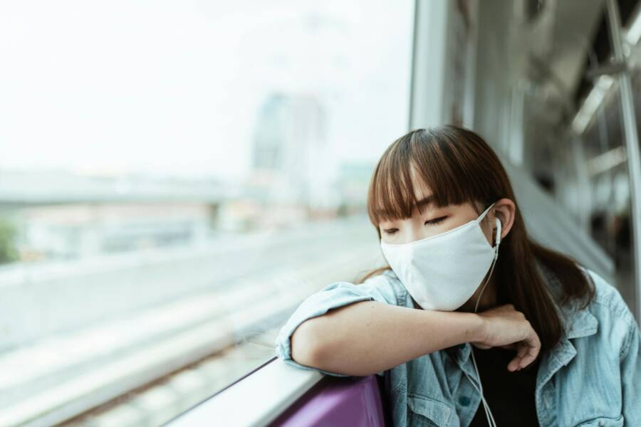 睡覺的時候害怕被人看見嗎？臥室窗戶安全裝飾的 7 個技巧