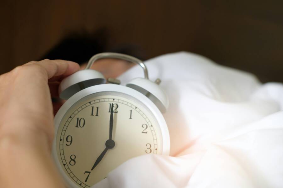 早上臥室太亮影響睡眠嗎？確認光損傷並逐步糾正