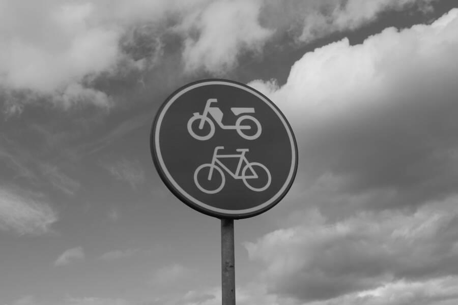路上車流量大，客廳如何保持私密性？不暗不悶的分層遮罩法
