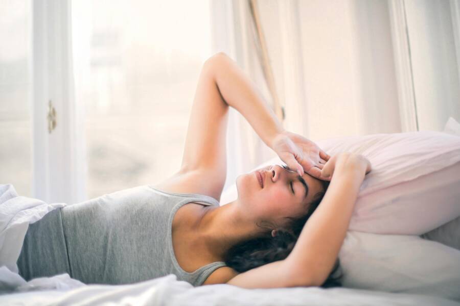 早上起床感覺眼睛刺痛？臥室光污染亮度如何調節