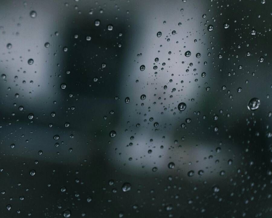 玻璃窗起霧正常嗎？結露的原因及處理方法