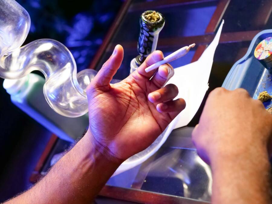 訂做窗簾完成後漏光嚴重怎麼辦？首先找到漏光點，然後立即採用最有效的補救措施進行處理