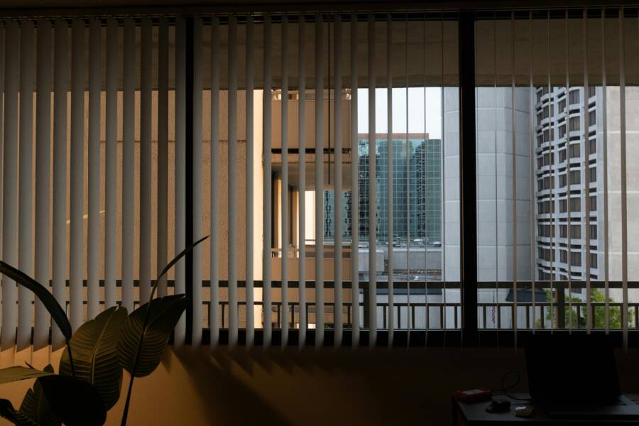 您會後悔為大窗戶訂製捲簾嗎？首先检查这5件事