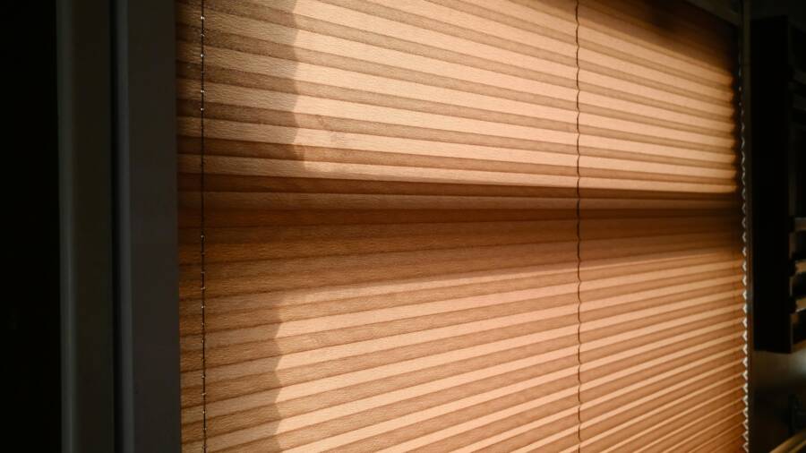 可調光百葉窗與捲簾：哪一種在操作簡單性和耐用性方面更好？
