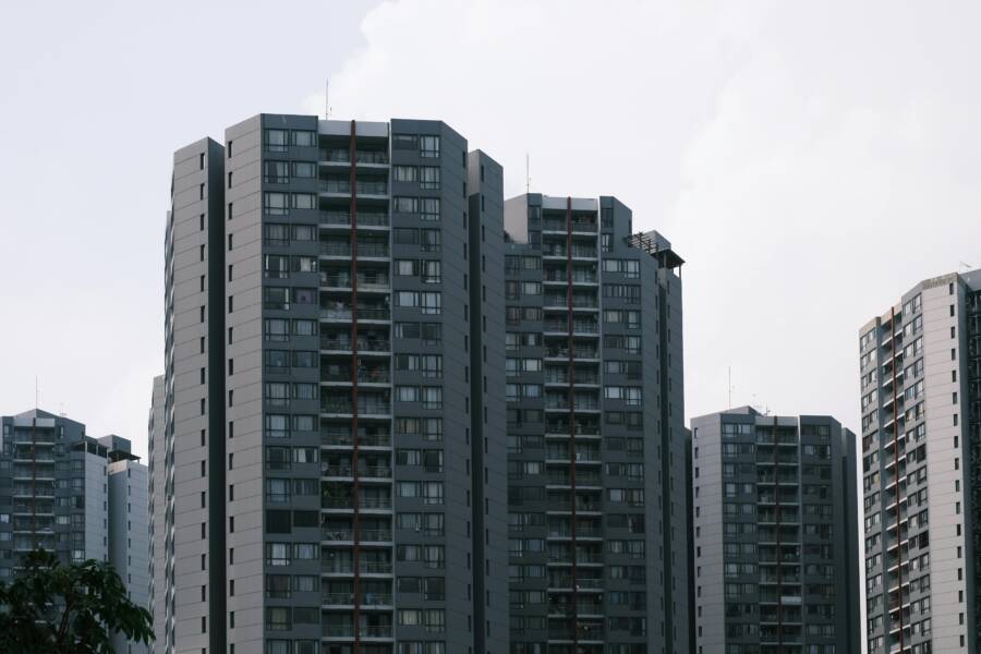 如果我住在大樓高層的房間會更熱嗎？原因、影響因素及冷卻方法