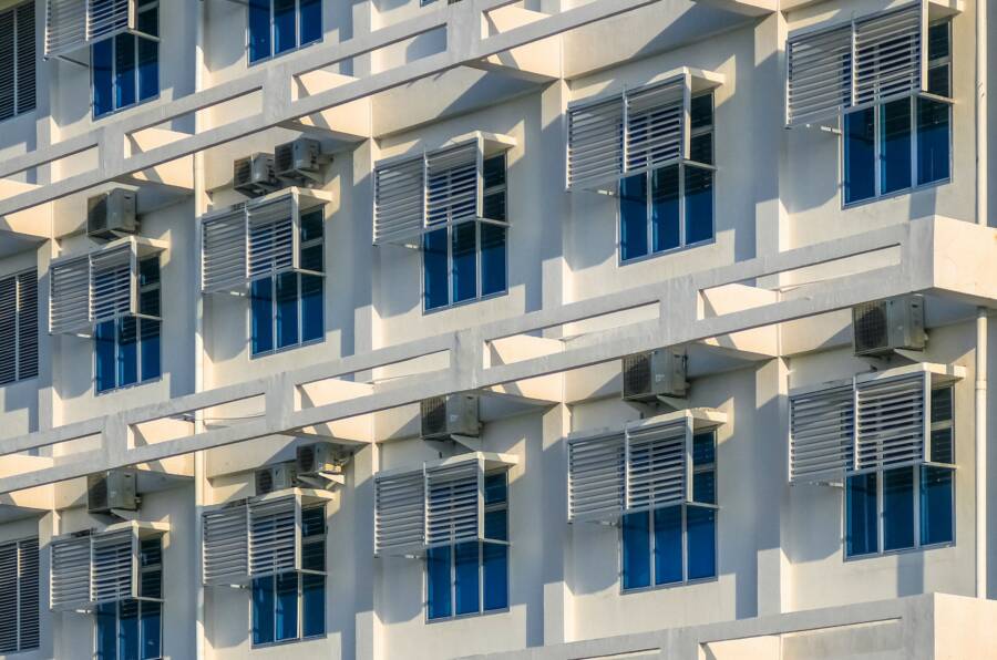 夏季室內降溫：先遮陽還是通風？專家揭秘防暑真相