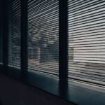 如果客廳的大窗戶太熱怎麼辦？在不犧牲能見度的情況下隔熱和冷卻的 4 種方法