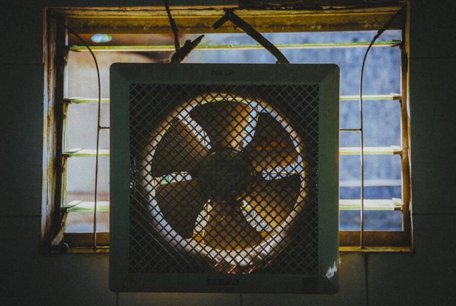 房間太悶了，電風扇吹出熱風嗎？有效冷卻的四個實用技巧