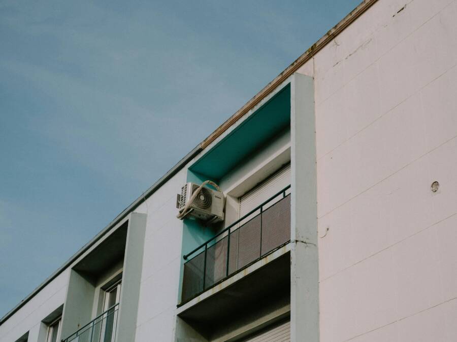 房間溫度一直降不下來?先查窗戶漏熱,還是冷氣出問題 室溫永遠不會下降?首先檢查窗戶是否漏熱或空調有問題。