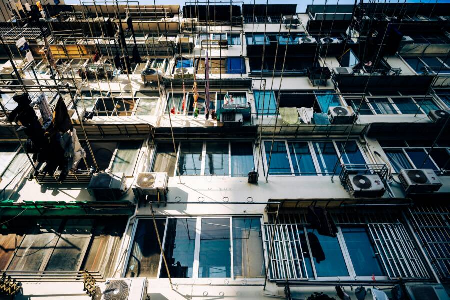 陽台窗戶隱私不足，掛衣服尷尬？平衡陽台遮陽和照明的實用做法